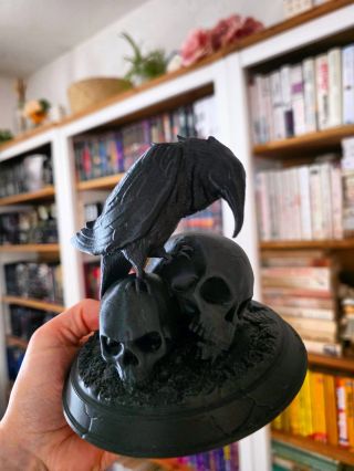 Týden "Havranů" je tady‼️ A co to držíme v ruce? Úžasně tématickou dekoraci, kterou získáte jako dárek, když si u nás...